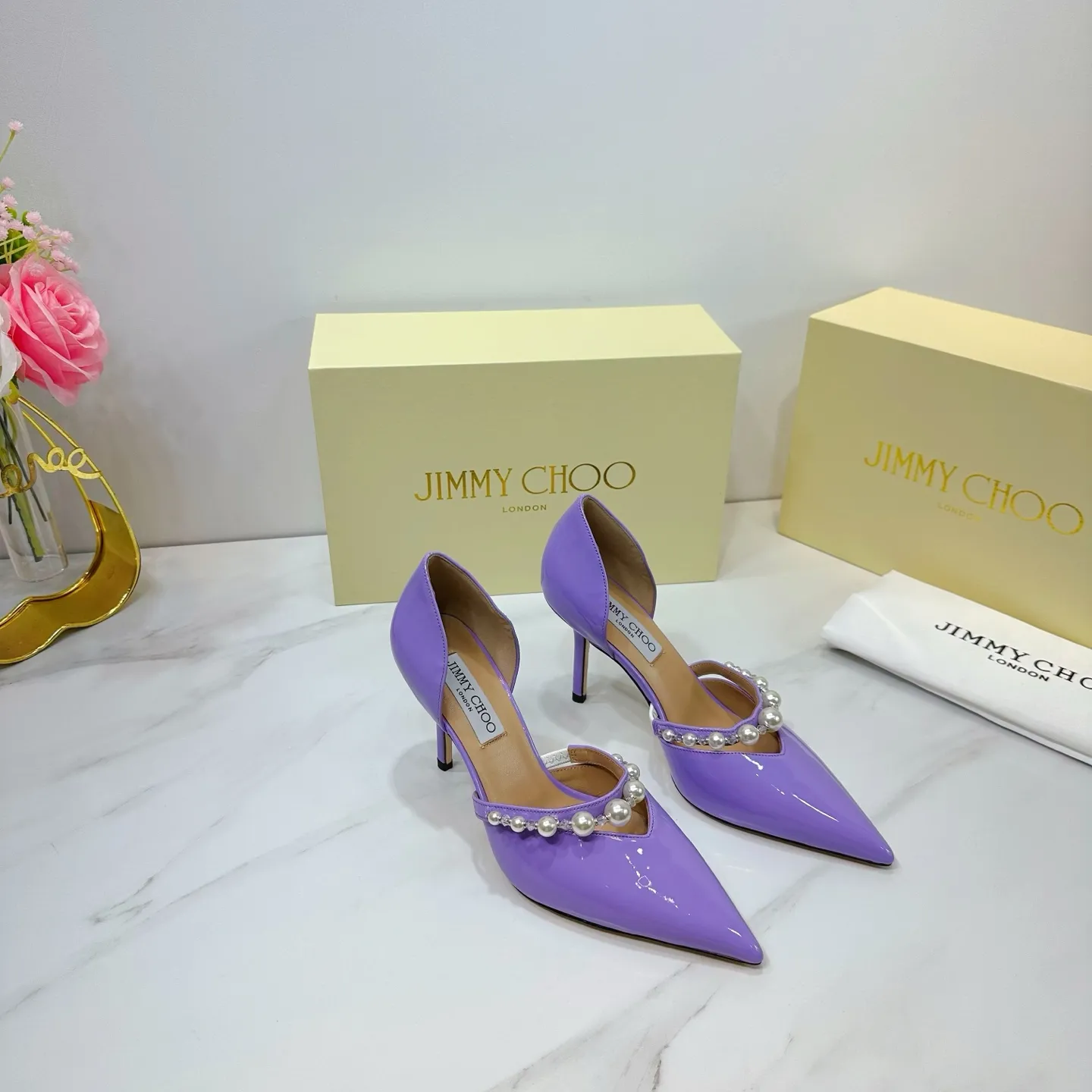 👟👟Ex-factory price 620👟👟 JIMMY CHOO (Jimmy CHOO) 💝💝💝 is a very comprehensive noble fashion lifestyle brand, with a series of women's high-heeled, medium-heeled, flat-heeled sandals with the same straps from major fashion bloggers and celebrities in Hong Kong and the United States.  The Australian pointed toe, round toe and square toe series are simply beautiful. Fall in love with elegance and playful sense of the future. Just by looking at them, you want to own them immediately, but you can really think about a pair of exquisite high heels~~~~~~~~~~~~~~~~~ 💝This series is specially designed for extraordinary and indifferent ladies, thus creating a unique overall effect, Jimmy Choo Design products that inspire women to move forward and show their charm💝💝💝 1⃣️Material: Imported patent leather 2⃣️Inner: Imported Italian lambskin, super soft and delicate 3⃣️Outsole: Imported Italian original original color genuine leather outsole Heel height 8.5 4⃣️Code number: 35 to 39 (34.40.41.42. Customized)